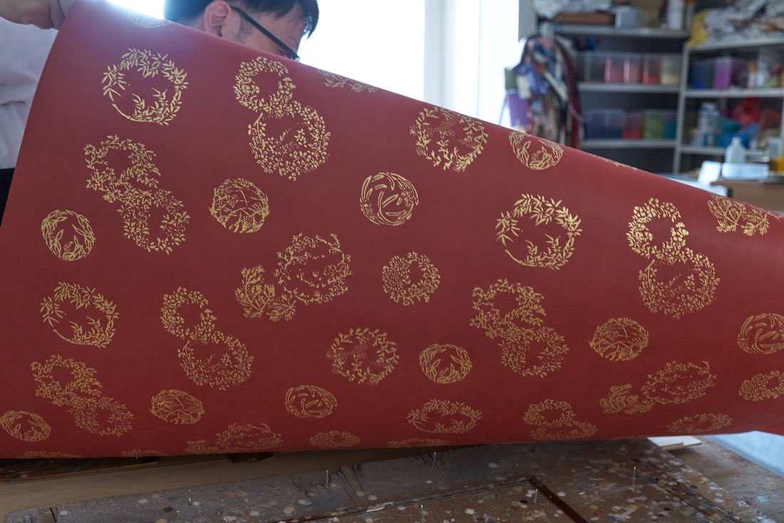 摺り上がったばかりの京唐紙は絵具が立体的に浮かび上がります。