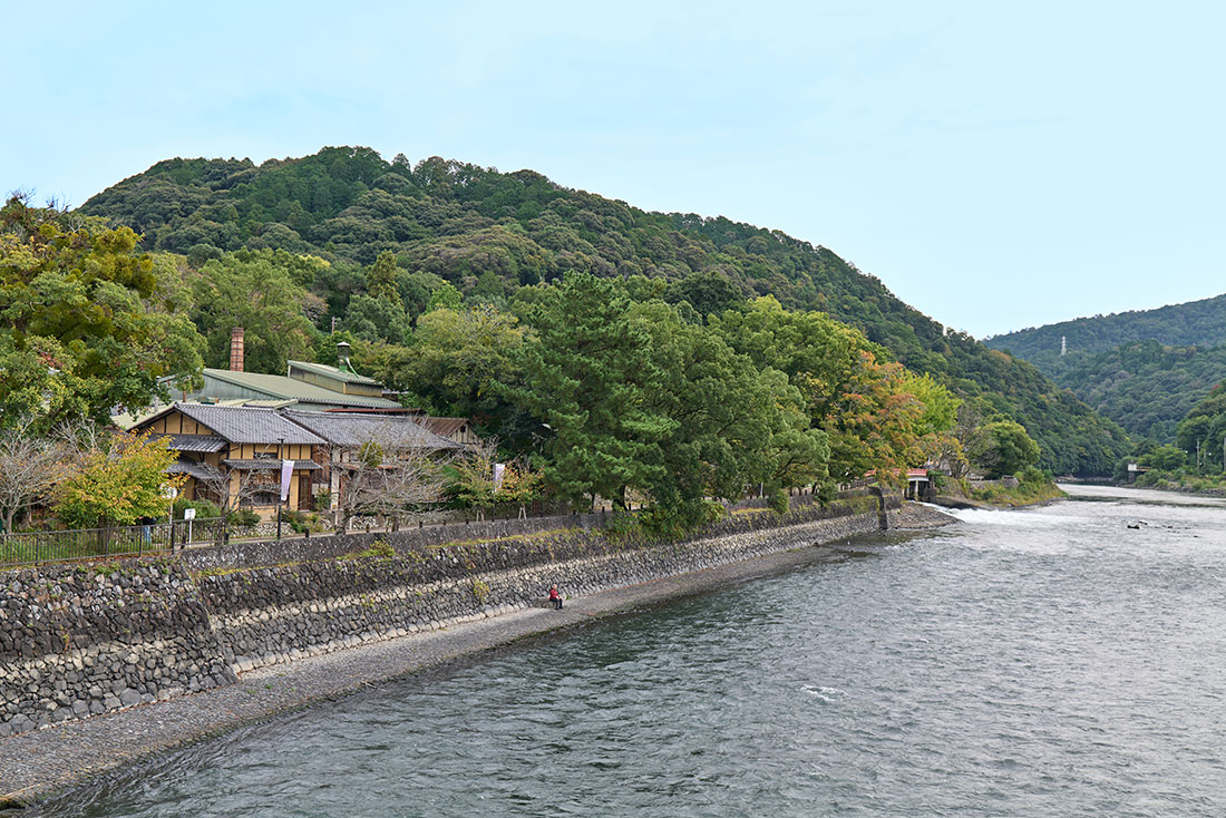 良質な粘土が採れた朝日山と宇治川に寄り添うように佇む朝日窯の工房。