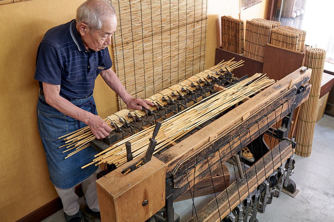 節同士が重なると隙間が生まれてしまうため、上下の葭を微妙にずらして編んでいく