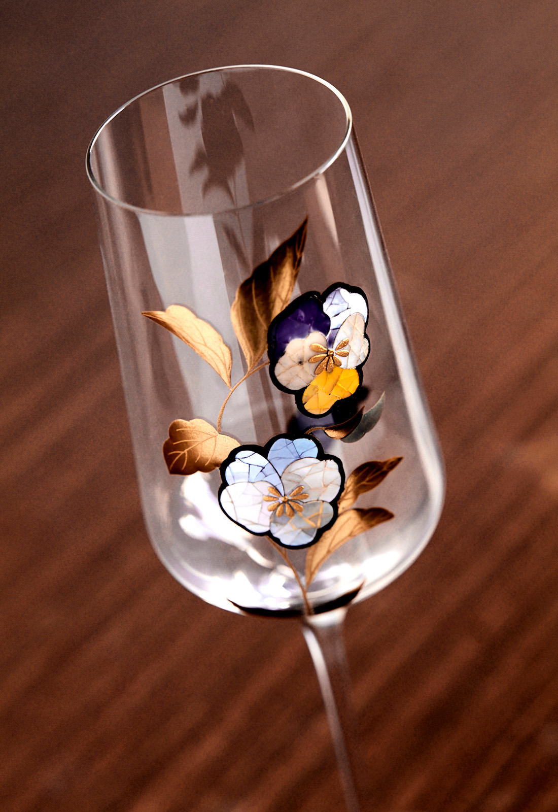 和のモチーフが多い螺鈿を洋花で表現。螺鈿と色漆、金彩を組み合わせたワイングラスは、軽やかで日常使いにも溶け込む美しさ