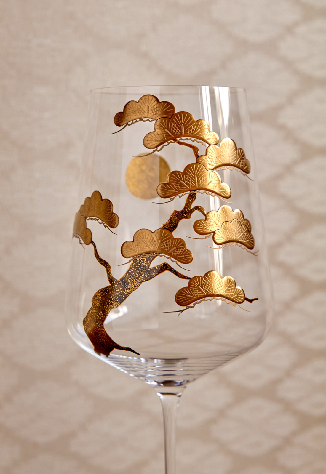 高蒔絵で松を立体的に表現したワイングラス。ワインを注ぐと月影がほのかに浮かぶ仕掛けになっている