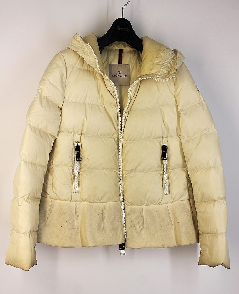 MONCLER ダウンジャンパーのケア前（before）の実物写真