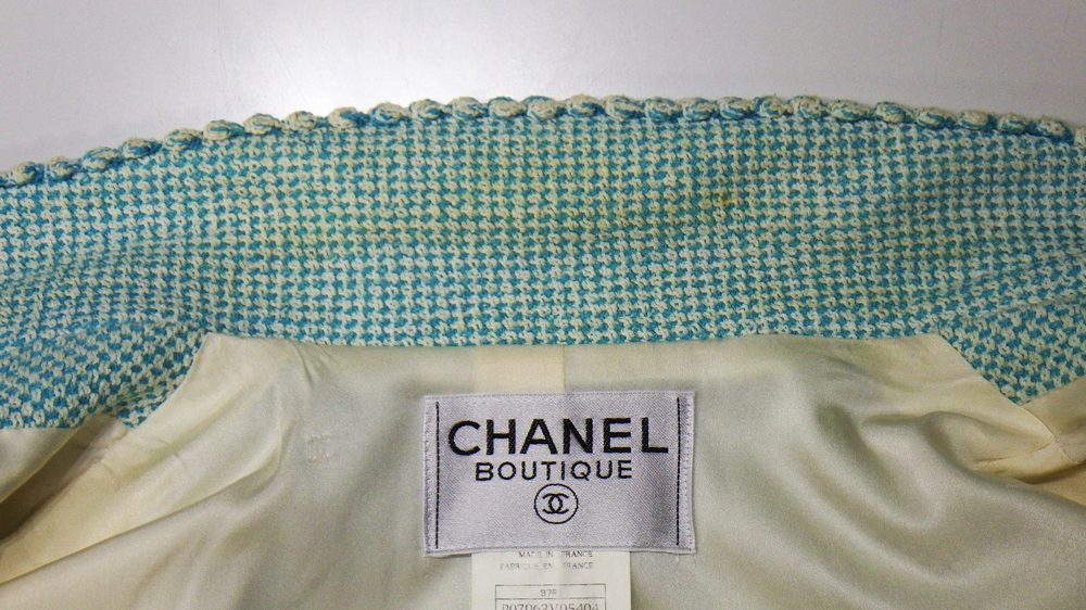CHANEL ツイードジャケットのケア前（before）の実物写真