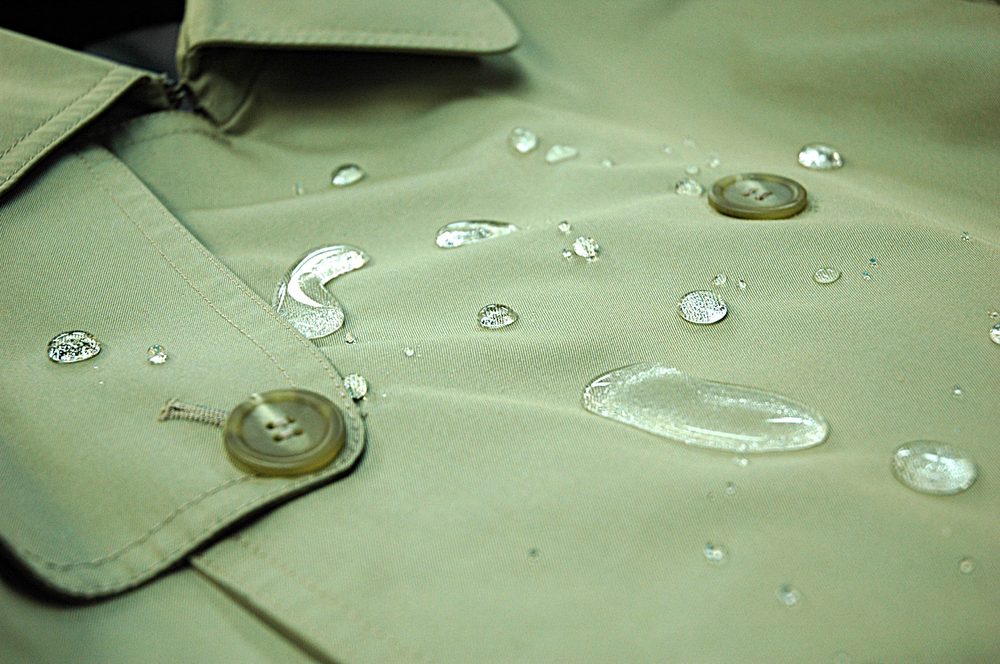 はっ水レインボー®の加工後、コートの生地の上で水が玉のようにはじいている様子